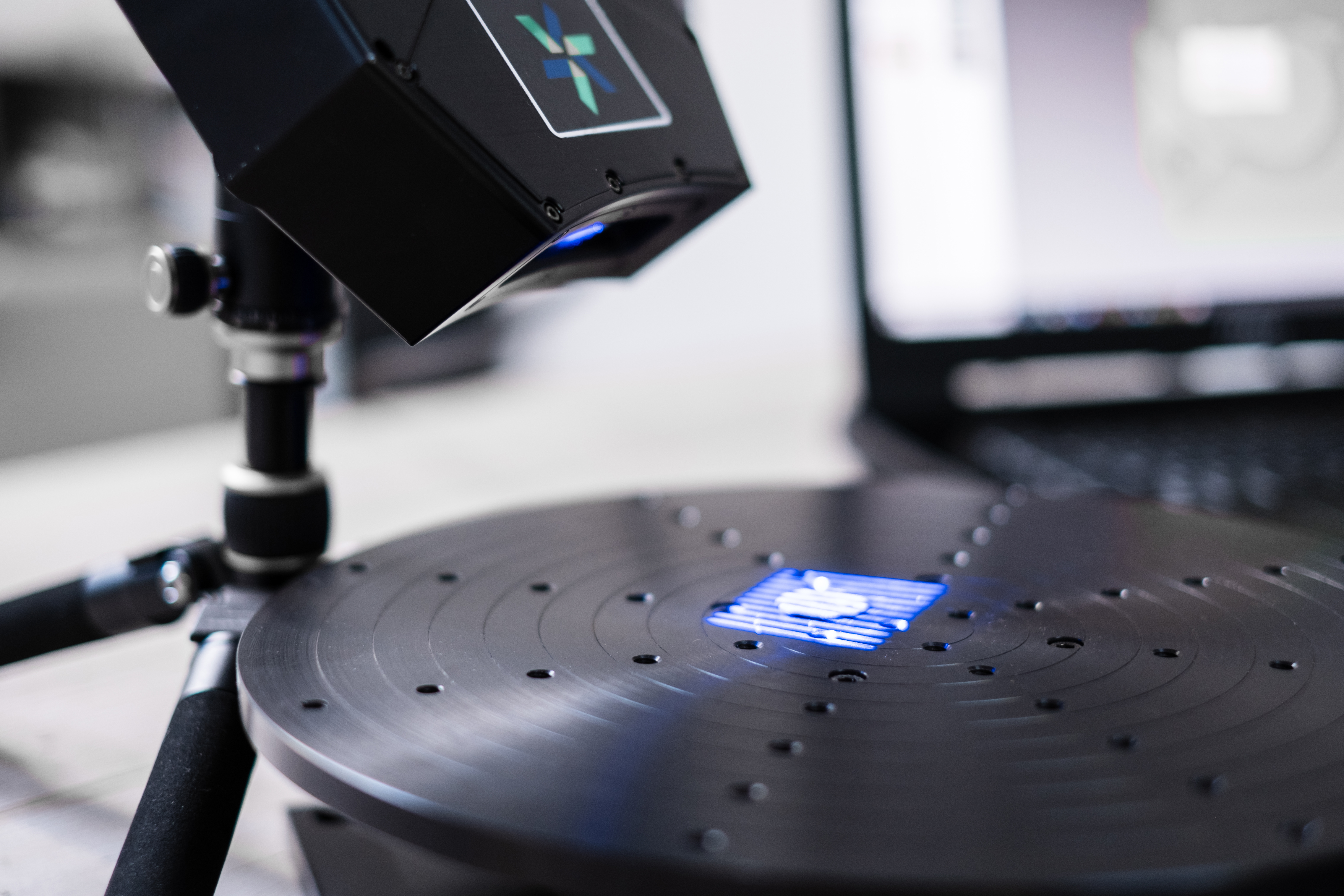 3D-scanner in gebruik op draaitafel